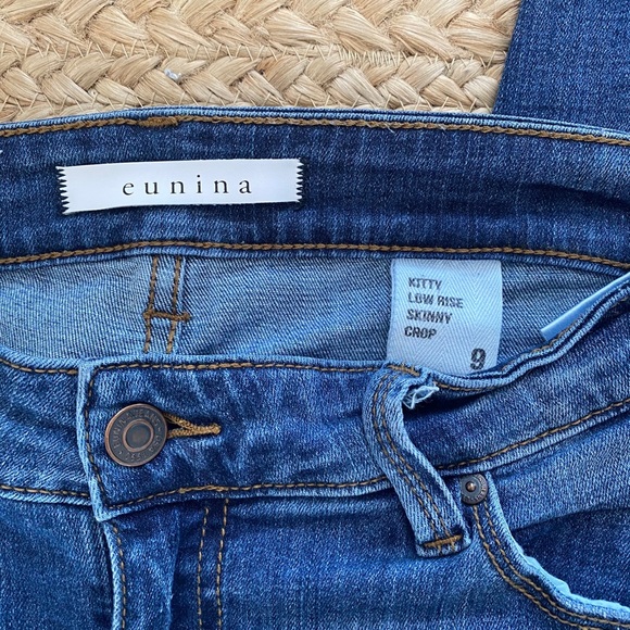 Cropped Distressed Jeans - Picture 3 of 3